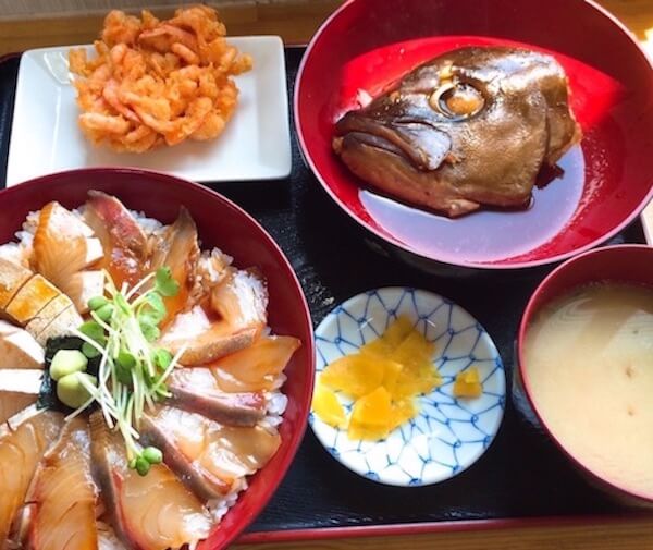 絶品みなと食堂のカンパチ漬け丼/鹿屋