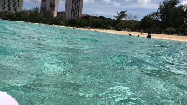 グアムの海水浴でiPhone