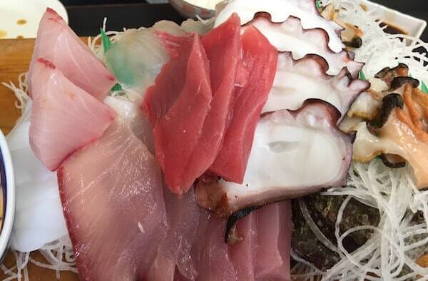 伊勢志摩で豪快刺身の絶品ランチ 西村食堂 マナ板セット 一人前の巻