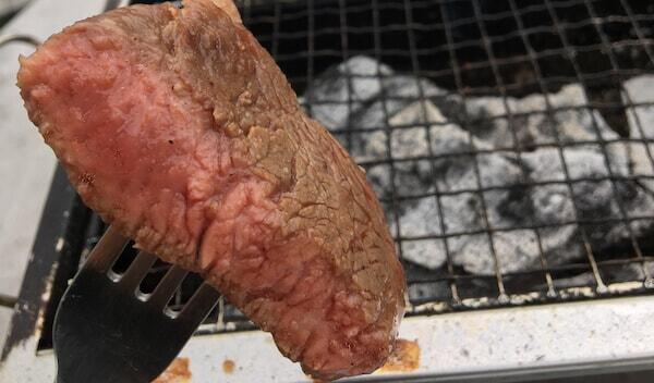 コストコの肩ロース肉塊で裏技ステーキ 一人用炭火焼コンロで満腹だ