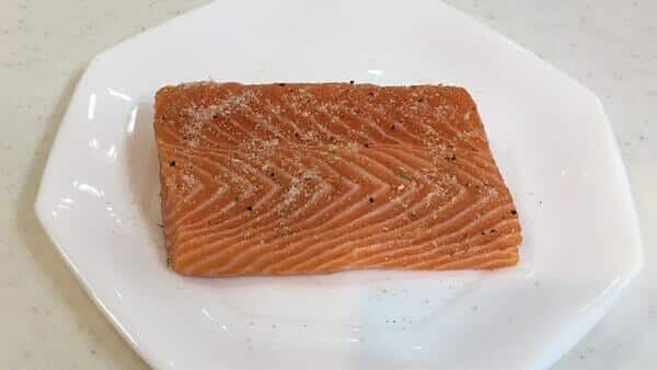 自宅でキャンプ料理を楽しもう ダンボールで激旨スモークサーモン 自宅でキャンプ料理を楽しもう ダンボールで激旨スモークサーモン